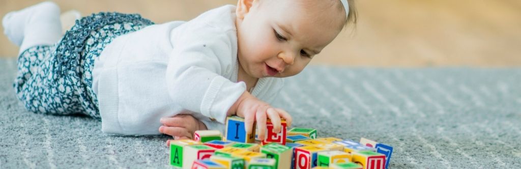 4 Façons d'encourager le développement psychomoteur pendant la première année de votre bébé