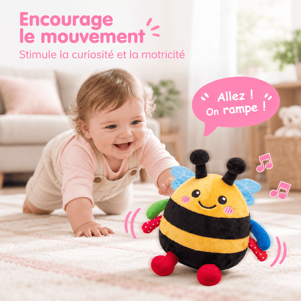 Bebe qui rampe pour suivre la peluche abeille Bibi