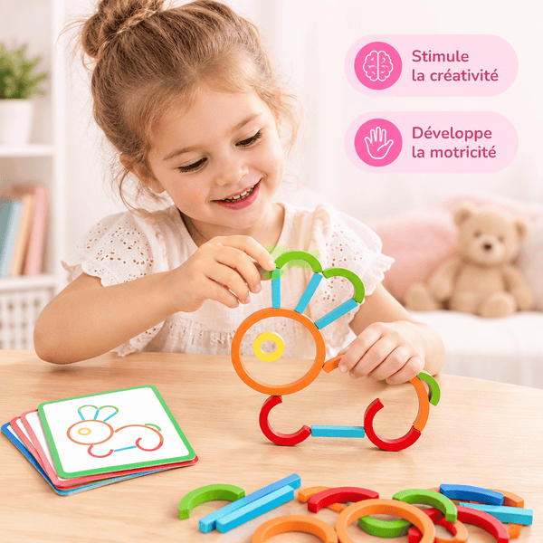 Enfant assemblant une forme avec les cartes-modèles