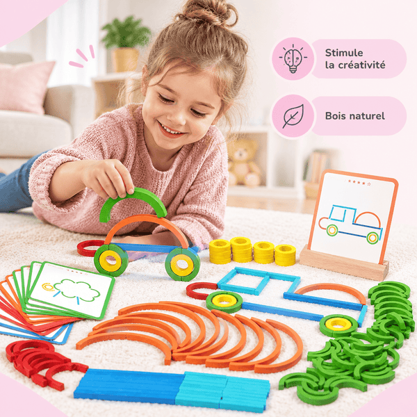 Enfant jouant avec les pièces en bois et les cartes-modèles