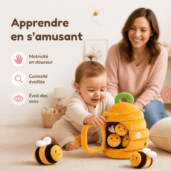 Bébé jouant avec sa maman