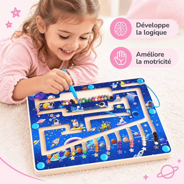 Enfant jouant avec le labyrinthe magnétique thème espace